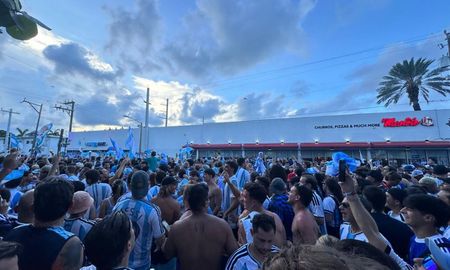 El banderazo argentino en Miami fue imponente, en la previa ante Cabo Verde. El banderazo argentino en Miami fue imponente, en la previa ante Cabo Verde.