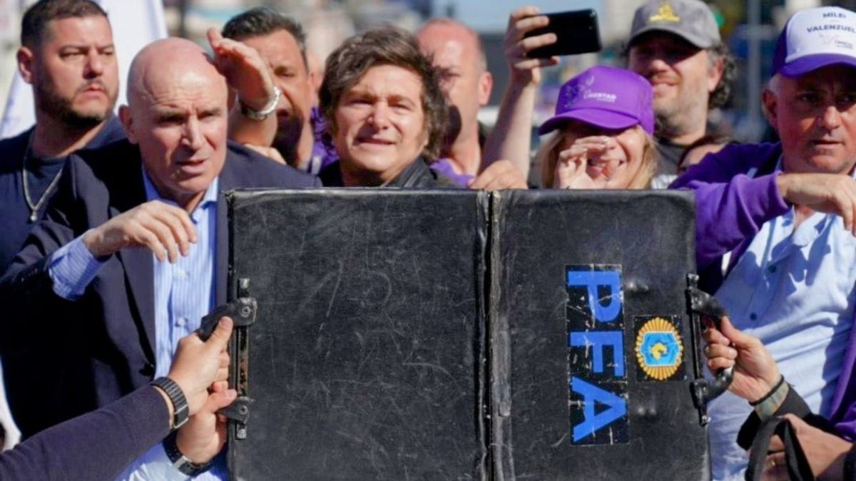 La caravana de Javier Milei debió suspenderse por agresiones con piedras.