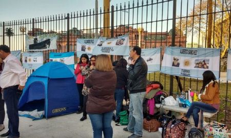 familiares del ara san juan encadenados en plaza de mayo familiares del ara san juan encadenados en plaza de mayo