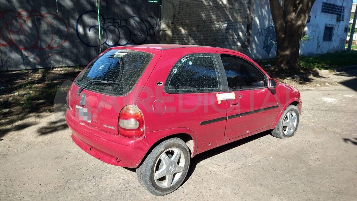 Las víctimas del tiroteo se desplazaban a bordo de un Chevrolet Corsa que quedó destrozado por las balas.