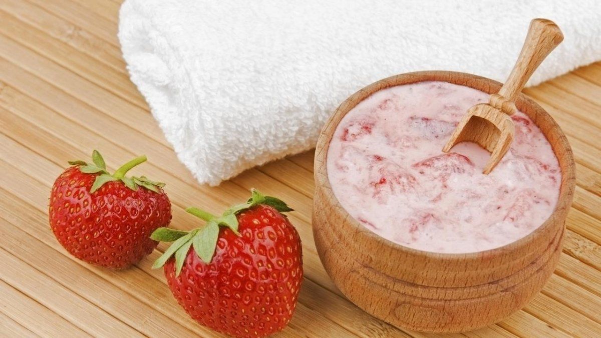 Exfoliante natural de frutilla y miel para limpiar el cutis