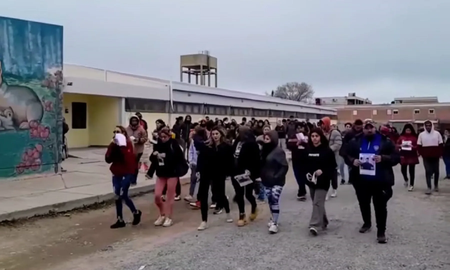 Este martes un centenar de personas se movilizaron en San Antonio Oeste con el pedido de Justicia, tras la imputación del maestro de plástica de una escuela primaria por abuso sexual a una niña de seis años. Este martes un centenar de personas se movilizaron en San Antonio Oeste con el pedido de Justicia, tras la imputación del maestro de plástica de una escuela primaria por abuso sexual a una niña de seis años.
