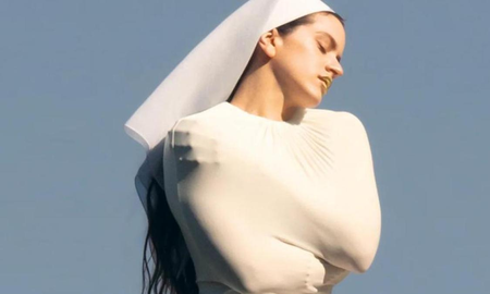 El álbum de Rosalía gira en torno a sonidos orquestales, con el misticismo y la religión como temas centrales. El álbum de Rosalía gira en torno a sonidos orquestales, con el misticismo y la religión como temas centrales.