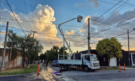 El joven quedó atrapado en altura tras una falla mecánica. Vecinos intentaron ayudar, pero fue rescatado por otro operario y trasladado al hospital Alberdi. El joven quedó atrapado en altura tras una falla mecánica. Vecinos intentaron ayudar, pero fue rescatado por otro operario y trasladado al hospital Alberdi.