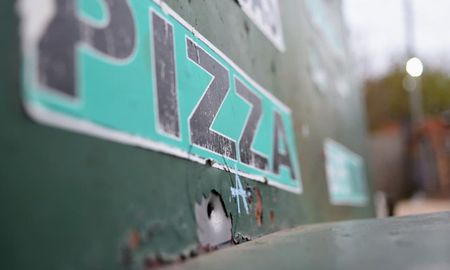 El carrito de comidas de la zona sur de Rosario exhibe los impactos de la balacera. El carrito de comidas de la zona sur de Rosario exhibe los impactos de la balacera.