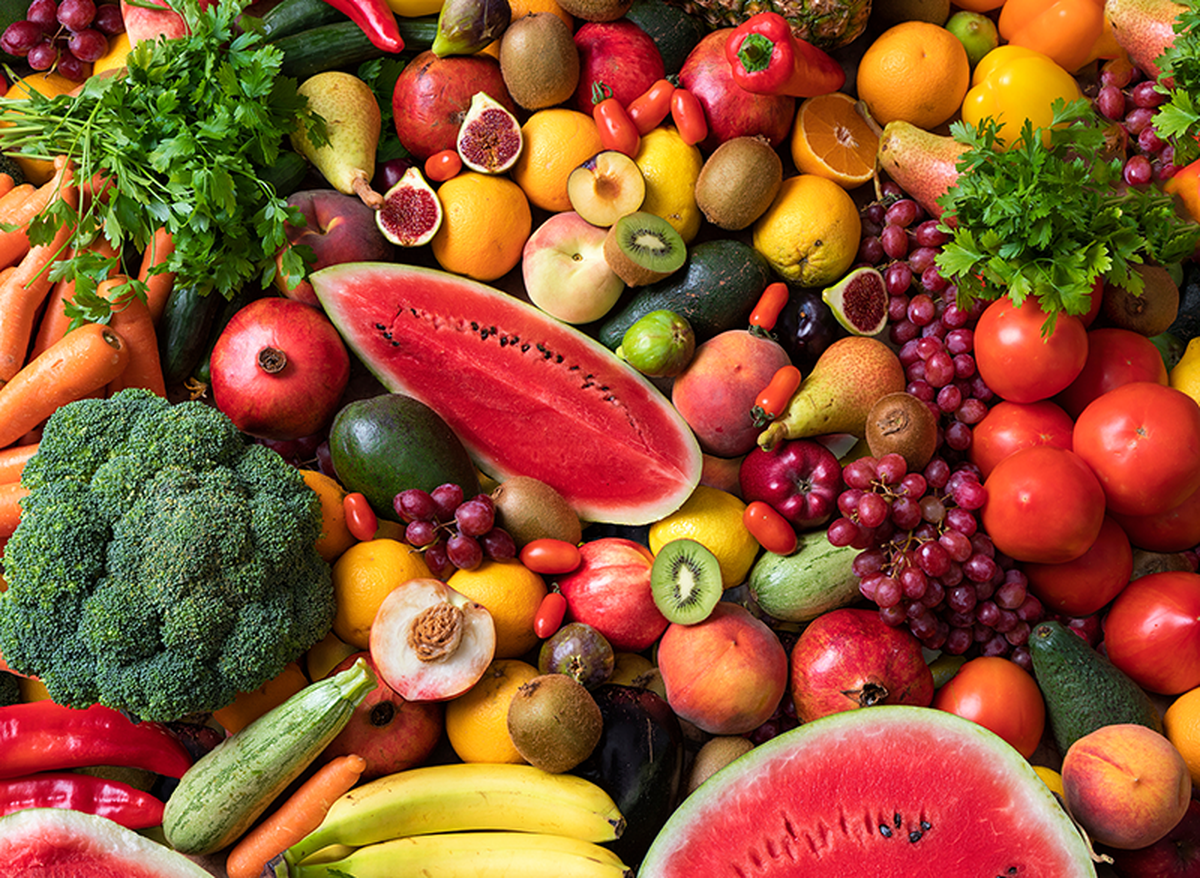La ciruela también tiene un precio elevado, de $400 a $500 el kilo. Por otra parte, las mandarinas son frutas accesibles, de $80 a $100 un kilo, las naranjas también, de $70 a $100 un kilo, de muy buenas y de calidad. Las frutillas que se va terminando por los calores también está accesible, entre $100 y $200 el kilo. 