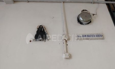 No hubo puertas ni ventanas violentadas por lo que se presume que los ladrones ingresaron por los techos al patio de la escuela. No hubo puertas ni ventanas violentadas por lo que se presume que los ladrones ingresaron por los techos al patio de la escuela.