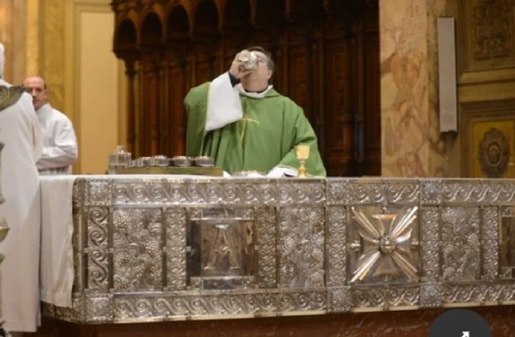 España: un cura chocó y dio positivo en la alcoholemia: dijo que fue por el vino de la misa