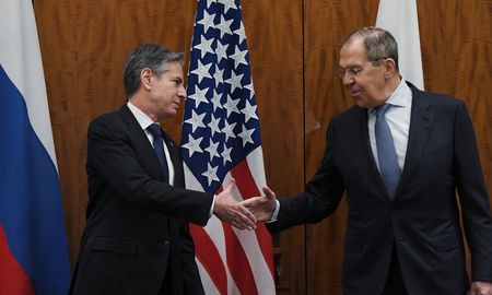 El ministro de Exteriores de Rusia, Serguéi Lavrov, y el secretario de Estado de EE.UU., Antony Blinken, durante su reunión en Ginebra, Suiza, el 21 de enero de 2022. El ministro de Exteriores de Rusia, Serguéi Lavrov, y el secretario de Estado de EE.UU., Antony Blinken, durante su reunión en Ginebra, Suiza, el 21 de enero de 2022.