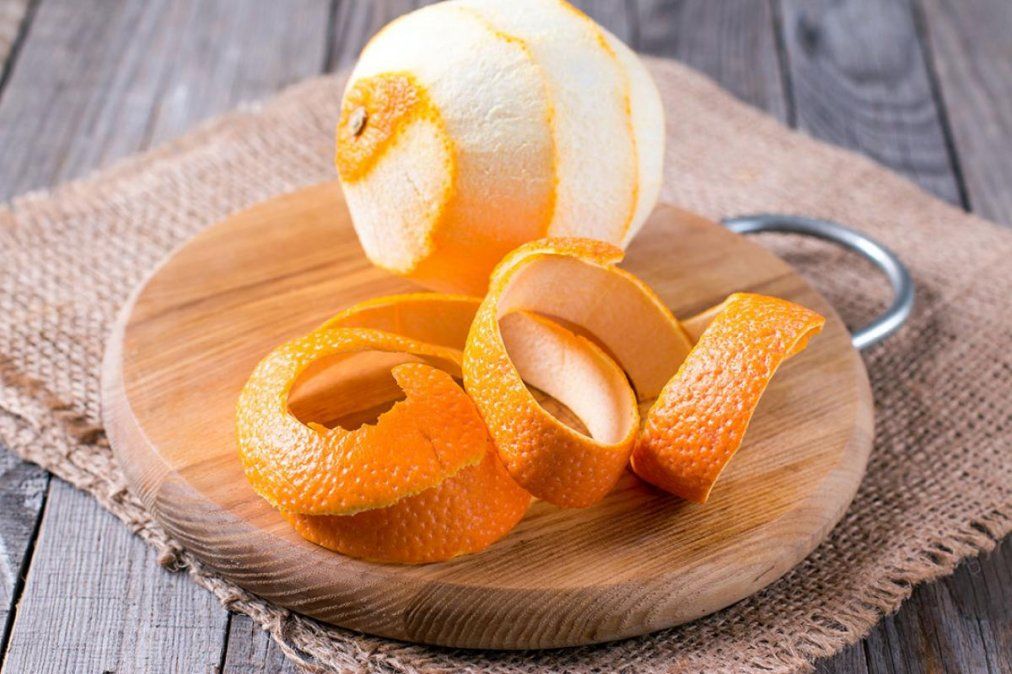 La cáscara de la naranja contiene flavonoides