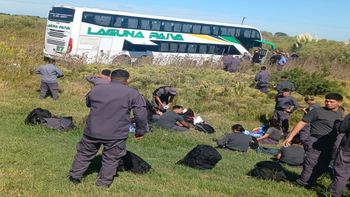El choque involucró a un colectivo que transportaba al personal del Servicio Penitenciario y una camioneta.