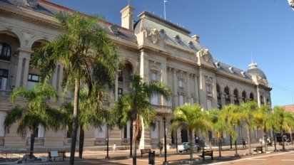 Las reuniones con los representantes de los trabajadores se darán luego de que los ministros Bastía (Gobierno) y Olivares (Economía) dieran cuenta de los niveles de ingresos de Santa Fe en el mes de abril.&nbsp;