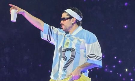 Bad Bunny y un momento de pura complicidad con sus fanáticos en Buenos Aires. Bad Bunny y un momento de pura complicidad con sus fanáticos en Buenos Aires.