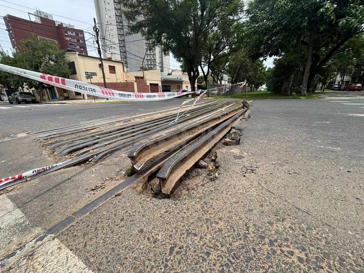Problemas en las vías de Ituzaingó y Vélez Sársfield afectan el tránsito vehicular.