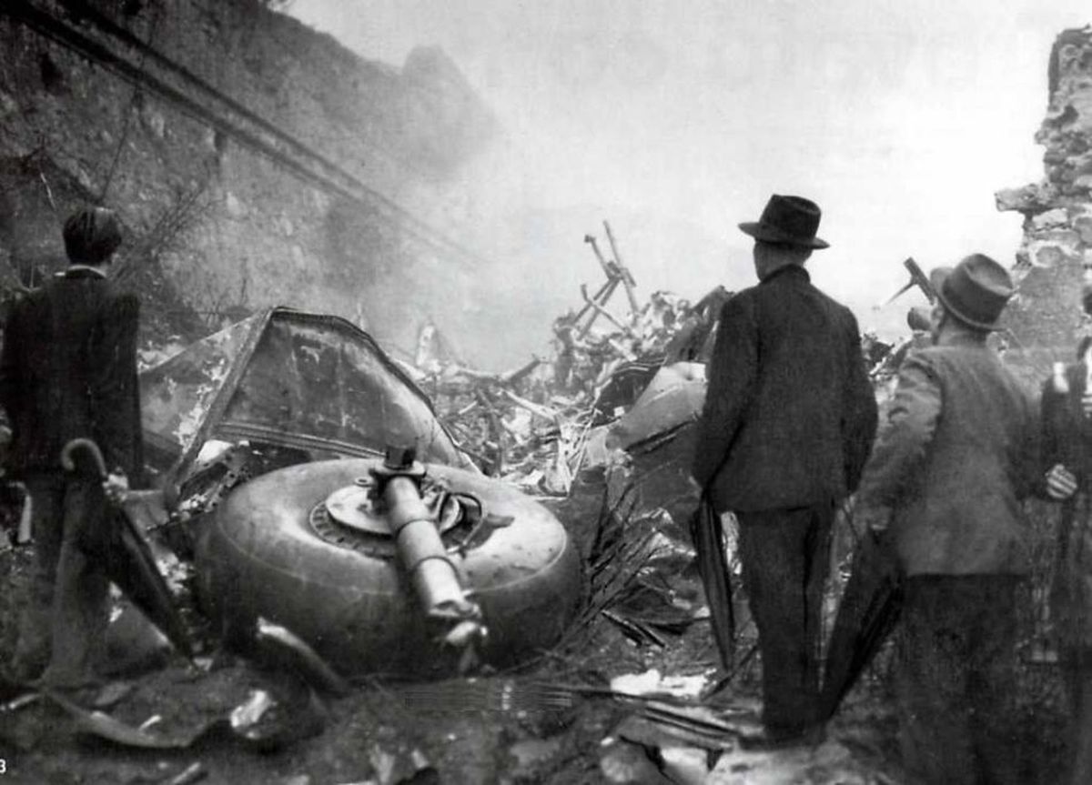 El desastre se produjo a las 17.03 del miércoles 4 de mayo de 1949. El avión chocó de frente, a unos 100 nudos (unos 185 km/h), contra el terraplén posterior de la Basílica, que mira hacia el este. Solo quedó una masa informe de metales retorcidos, junto con los cuerpos calcinados de quienes iban a bordo. El desastre se produjo a las 17.03 del miércoles 4 de mayo de 1949. El avión chocó de frente, a unos 100 nudos (unos 185 km/h), contra el terraplén posterior de la Basílica, que mira hacia el este. Solo quedó una masa informe de metales retorcidos, junto con los cuerpos calcinados de quienes iban a bordo.