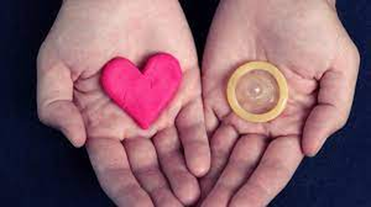 La sexualidad abarca aspectos como el sexo, la identidad de género, el erotismo, el placer, la reproducción y la intimidad. Se expresa en pensamientos, valores, creencias, deseos, actitudes, roles y prácticas.