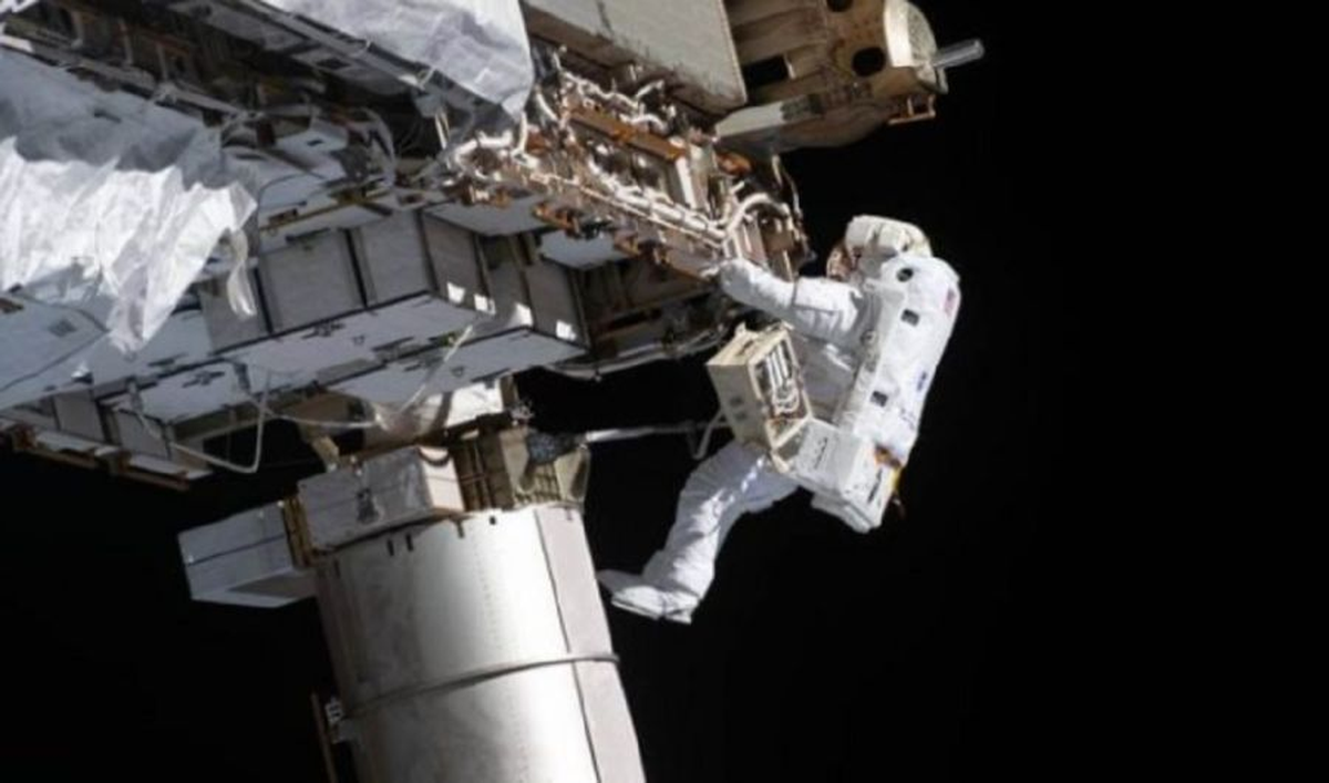 Así trabajan en el exterior de la estación espacial los astronautas. Así trabajan en el exterior de la estación espacial los astronautas.