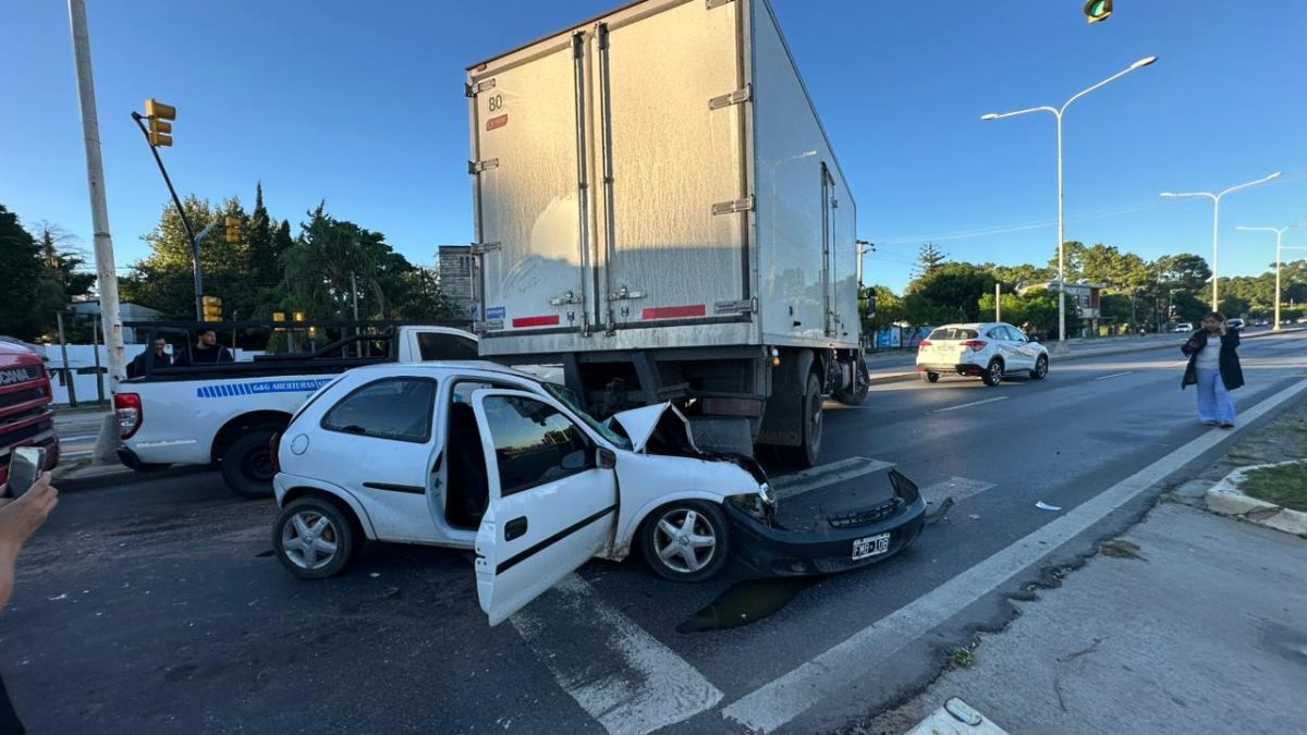 El Corsa quedó incrustado debajo de uno de los camiones, al punto de levantar las ruedas delanteras del vehículo de gran porte. El Corsa quedó incrustado debajo de uno de los camiones, al punto de levantar las ruedas delanteras del vehículo de gran porte.