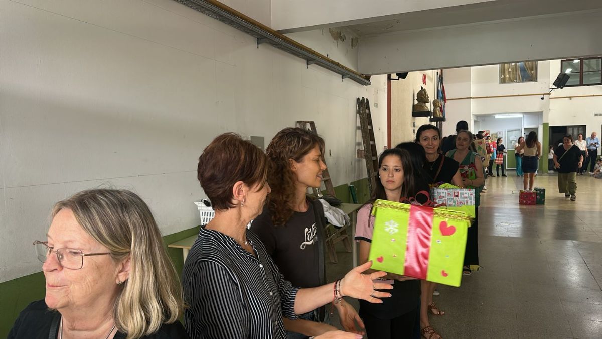 En el turno tarde también se sumaron con un pasamanos que logró que 34 cajas lleguen a AIRE en el marco de la campaña solidaria.