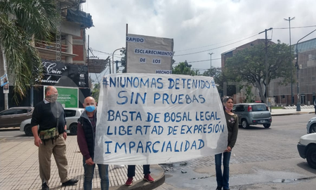 Docentes en defensa del profesor de la escuela Ceferino Namuncurá detenido. Docentes en defensa del profesor de la escuela Ceferino Namuncurá detenido.