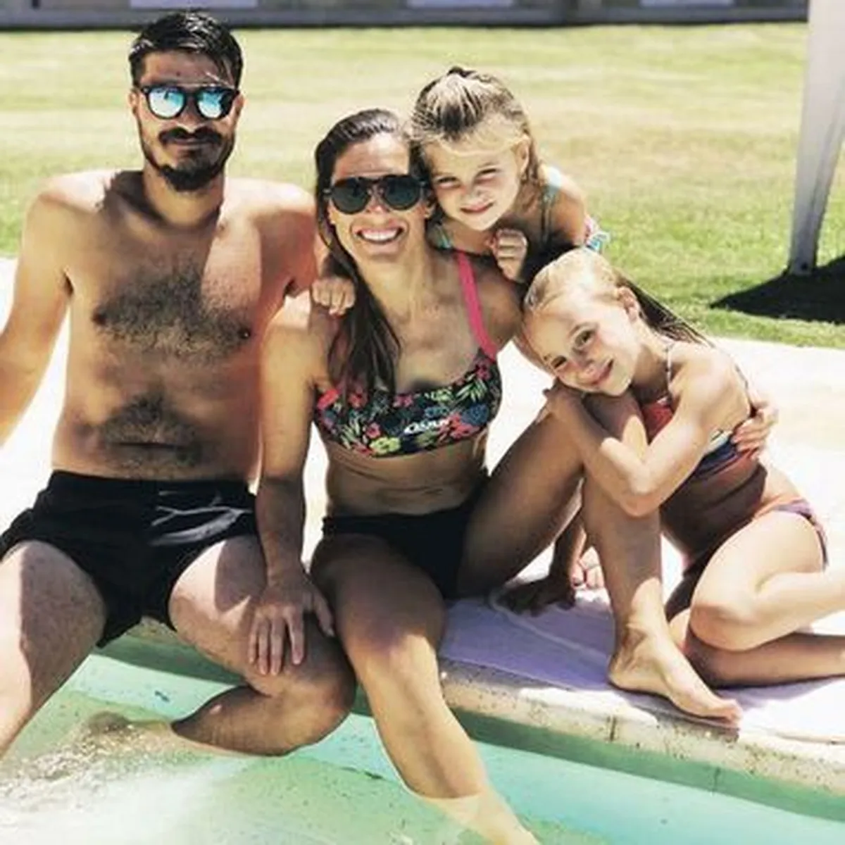 Soledad Pastorutti y su esposo Jeremías junto a sus dos pequeñas hijas, Regina y Antonia. Soledad Pastorutti y su esposo Jeremías junto a sus dos pequeñas hijas, Regina y Antonia.