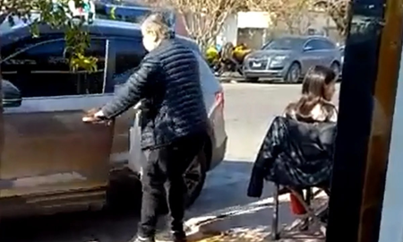 Mario Negri estacionó su auto en una rampa para discapacitados y fue filmado por los vecinos Mario Negri estacionó su auto en una rampa para discapacitados y fue filmado por los vecinos