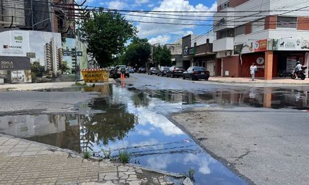 Una abundante pérdida de agua preocupa a los vecinos del macrocentro de la ciudad de Santa Fe. Una abundante pérdida de agua preocupa a los vecinos del macrocentro de la ciudad de Santa Fe.