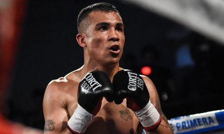 Maximiliano Verón se recupera lentamente de la operación para extraeler un coágulo de la cabeza, que le apareció luego de un combate de boxeo este fin de semana. Maximiliano Verón se recupera lentamente de la operación para extraeler un coágulo de la cabeza, que le apareció luego de un combate de boxeo este fin de semana.