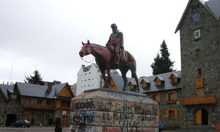 Buscan retirar el monumento a Julio Argentino Roca en Bariloche. Buscan retirar el monumento a Julio Argentino Roca en Bariloche.