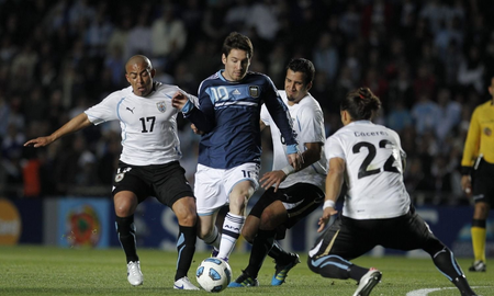Lionel Messi en el estadio de Colón ante la marca de Egidio, Victorino y Cáceres en la Copa América 2011. Lionel Messi en el estadio de Colón ante la marca de Egidio, Victorino y Cáceres en la Copa América 2011.