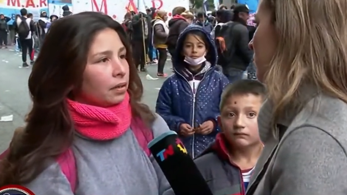 Una manifestante se quejó por tener que trabajar y generó indignación en las redes.