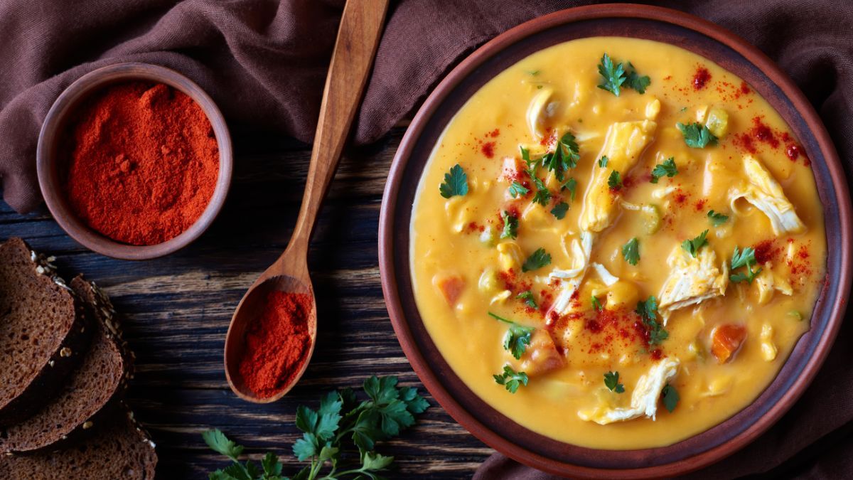 La combinación de curry y miel aporta un perfil de sabor exótico y reconfortante a esta sopa casera de calabaza. La combinación de curry y miel aporta un perfil de sabor exótico y reconfortante a esta sopa casera de calabaza.