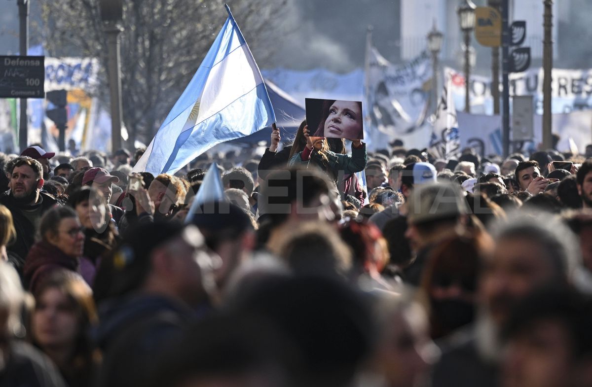 Masiva marcha a Plaza de Mayo en apoyo a Cristina Kirchner.