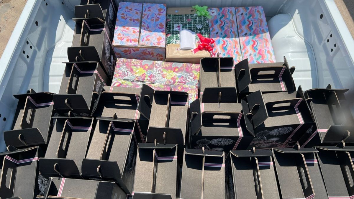 El equipo de AIRE recorre la ciudad para retirar las cajas navideñas que serán destinadas a 1.350 familias en el marco de la campaña solidaria. El equipo de AIRE recorre la ciudad para retirar las cajas navideñas que serán destinadas a 1.350 familias en el marco de la campaña solidaria.