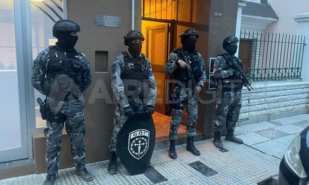 Los sospechosos fueron detenidos en una serie de allanamientos realizados en la ciudad de Santa Fe. Los sospechosos fueron detenidos en una serie de allanamientos realizados en la ciudad de Santa Fe.