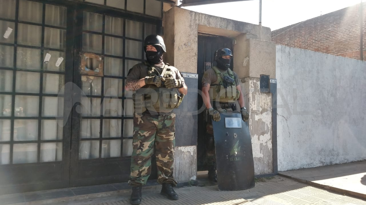 Personal del Grupo de Operaciones Especiales junto a la policía trabajaron en conjunto en el operativo que arrojó resultados positivos y culminó con el traslado de una persona.