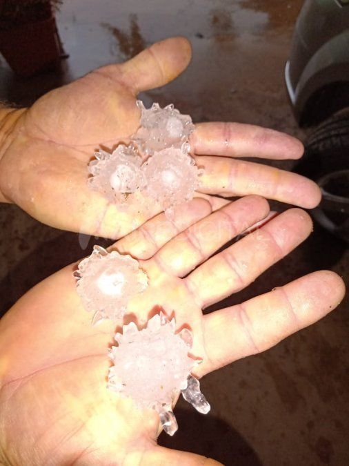 Imágenes de las piedras que cayeron en la mañana de este domingo en la zona de Ruta Provincial N°1 a la altura del kilómetro 12.