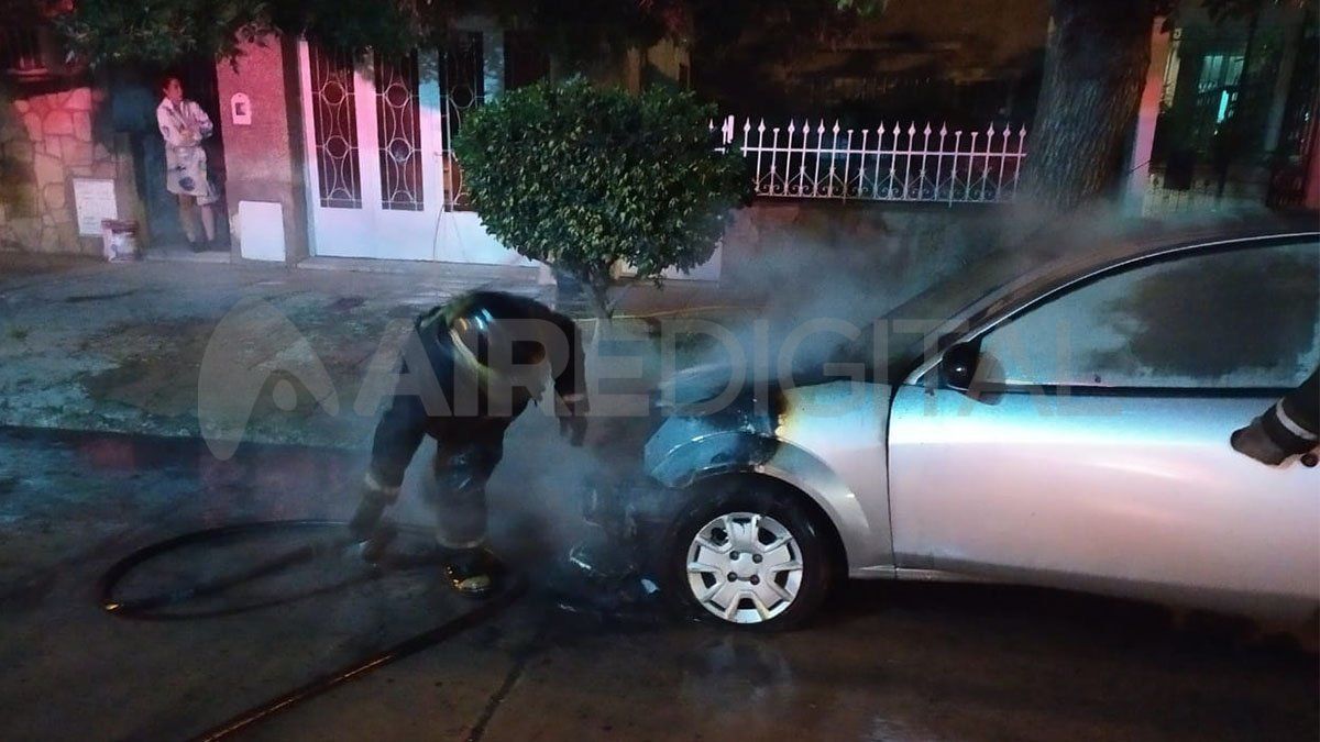 El Ford Ka sufrió principalmente daños en la zona delantera.