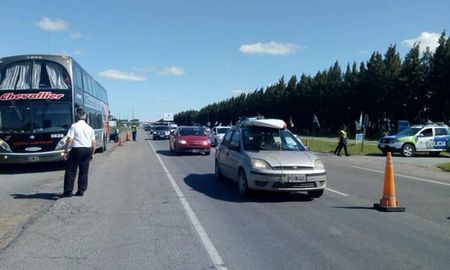 detienen un micro por maniobras imprudentes en la ruta 2: los choferes habian tomado cocaina detienen un micro por maniobras imprudentes en la ruta 2: los choferes habian tomado cocaina