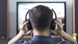 altText(Adiós al volumen bajo en la TV: cómo conectar unos auriculares Bluetooth paso a paso)}
