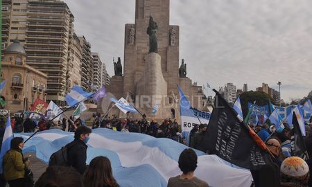 Esta movilización fue la contracara de la marcha que se realizó en junio en el Monumento a la Bandera pero en contra de la medida adoptada por el Gobierno nacional para intervenir la firma. Esta movilización fue la contracara de la marcha que se realizó en junio en el Monumento a la Bandera pero en contra de la medida adoptada por el Gobierno nacional para intervenir la firma.