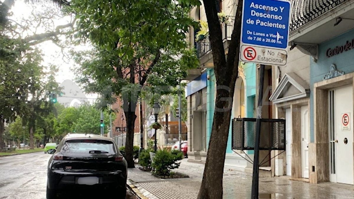 Un auto mal estacionado en la puerta de un centro de día en Bulevar Gálvez