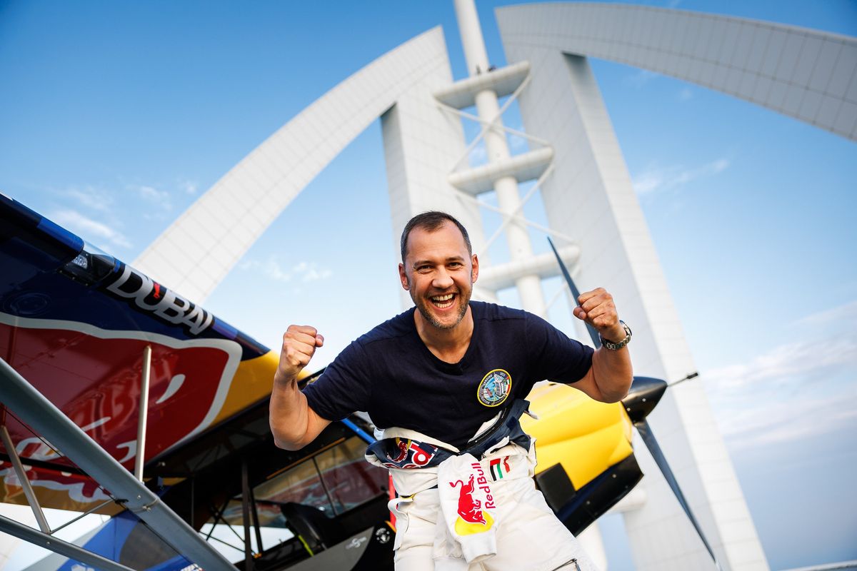 Lukasz (Luke) Czepiela nació en Rzeszów, Polonia, el 8 de junio de 1983. En 2010 se sumó al equipo acrobático de Red Bull y, a la fecha, suma más de 12.000 horas de vuelo. Como piloto comercial (ya que también posee la licencia de Transporte de Línea Aérea, o TLA), es comandante de Airbus A320 en la low cost húngara Wizz Air. Lukasz (Luke) Czepiela nació en Rzeszów, Polonia, el 8 de junio de 1983. En 2010 se sumó al equipo acrobático de Red Bull y, a la fecha, suma más de 12.000 horas de vuelo. Como piloto comercial (ya que también posee la licencia de Transporte de Línea Aérea, o TLA), es comandante de Airbus A320 en la low cost húngara Wizz Air.
