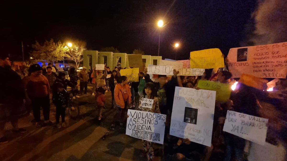 Un grupo de personas se enfrentó con la policía cuando intentaban llegar hasta la casa de uno de los acusados de abusar sexualmente de un menor de ocho años.