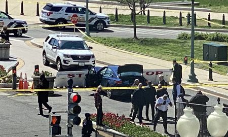 El Capitolio de Estados Unidos fue cerrado de emergencia luego de que un vehículo embistiera contra la barricada que lo separa de la calle y atropellara a dos policías este viernes. Nadie puede ingresar ni salir del edificio y tampoco está permitido que las personas que están adentro se acerquen a las ventanas. El Capitolio de Estados Unidos fue cerrado de emergencia luego de que un vehículo embistiera contra la barricada que lo separa de la calle y atropellara a dos policías este viernes. Nadie puede ingresar ni salir del edificio y tampoco está permitido que las personas que están adentro se acerquen a las ventanas.
