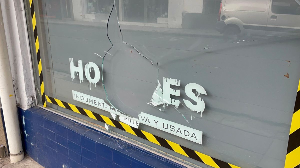 Un comercio dedicado a la venta de ropa masculina sufrió un acto vandálico en la madrugada de este sábado.