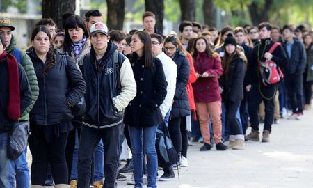 Hay colas de hasta 500 personas, incluso cuando la oferta laboral es de cinco puestos de trabajo. Hay colas de hasta 500 personas, incluso cuando la oferta laboral es de cinco puestos de trabajo.