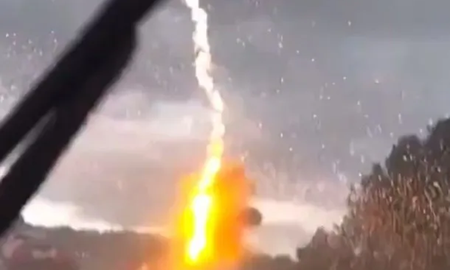 Video: captan el momento en el que un rayo cae sobre un auto Video: captan el momento en el que un rayo cae sobre un auto