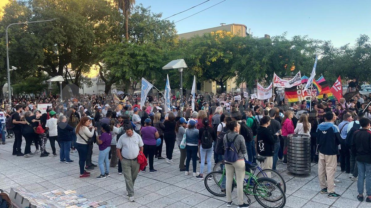 La fotógrafa Carolina Niklison, celebró la cantidad de asistentes a la marcha y aseguró que “la libertad de expresión no está en juego. Para que haya democracia queremos poder trabajar tranquilos”. La fotógrafa Carolina Niklison, celebró la cantidad de asistentes a la marcha y aseguró que “la libertad de expresión no está en juego. Para que haya democracia queremos poder trabajar tranquilos”.
