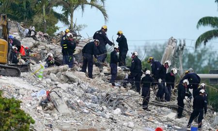 Los rescatistas trabajaban sobre los escombros de la torre derrumbada y la demolida recientemente. Los rescatistas trabajaban sobre los escombros de la torre derrumbada y la demolida recientemente.
